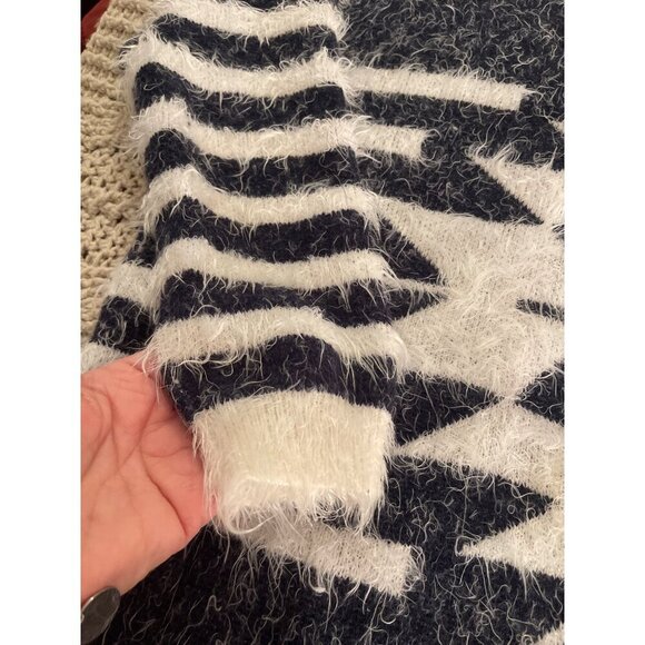 Cecico Womens Aztec Pattern Eyelash Sweater Large Southwest Black & White - Picture 3 of 13